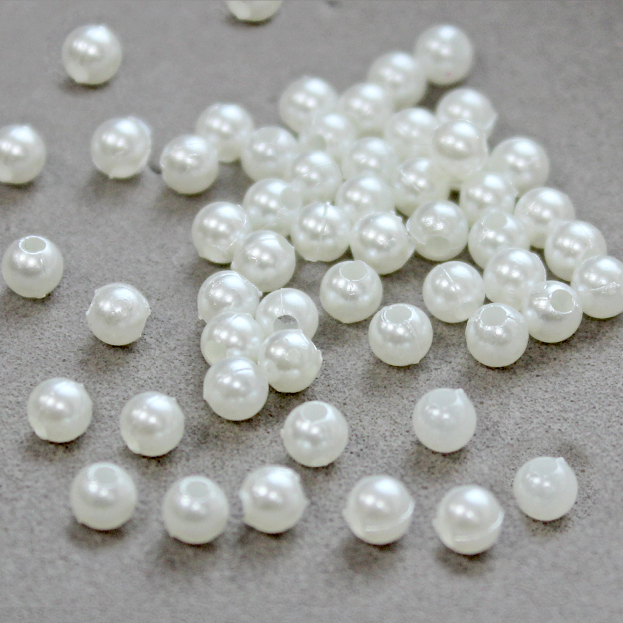 Бусины пластик 10мм R (20гр) цв.молочный