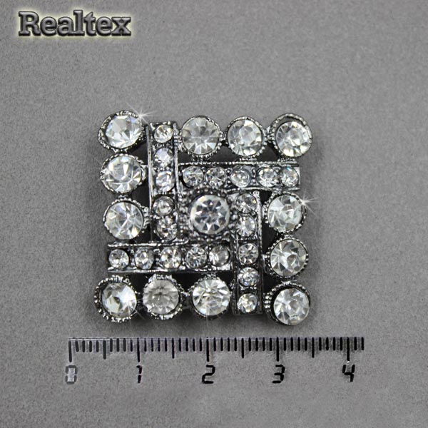 Брошь со стразами Realtex R-8-1 на планшете цв.черный никель 