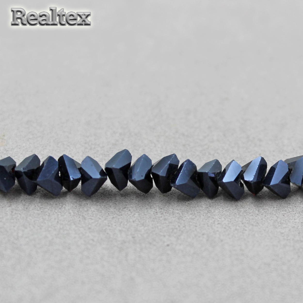 Бусины Реалтекс стеклянные со скошенными гранями 6мм "Пирамида" на нитях цв.32 гематит