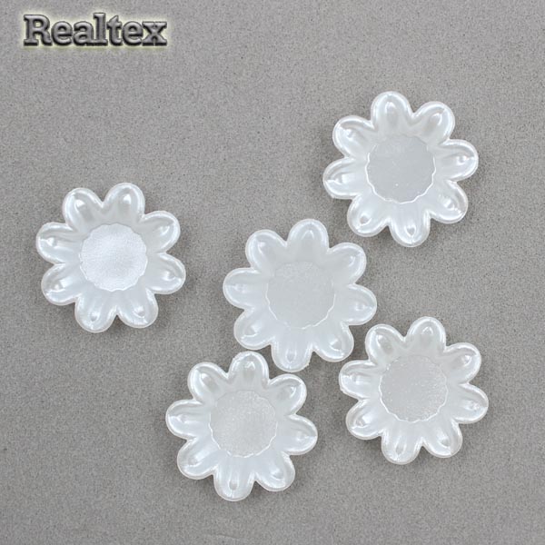 Полу-бусы Realtex фигурные 20мм АН-07 "Цветок без серединки" цв.белый 