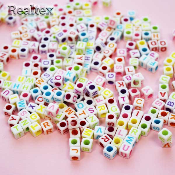 Бусины пластик Реалтекс Кубик Английский алфавит 6*6мм (100гр) цв.белый/mix