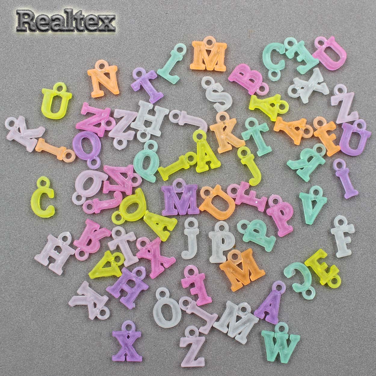 Бусины пластик Реалтекс Подвеска Буквы (английский алфавит) (100гр) цв.mix матовый