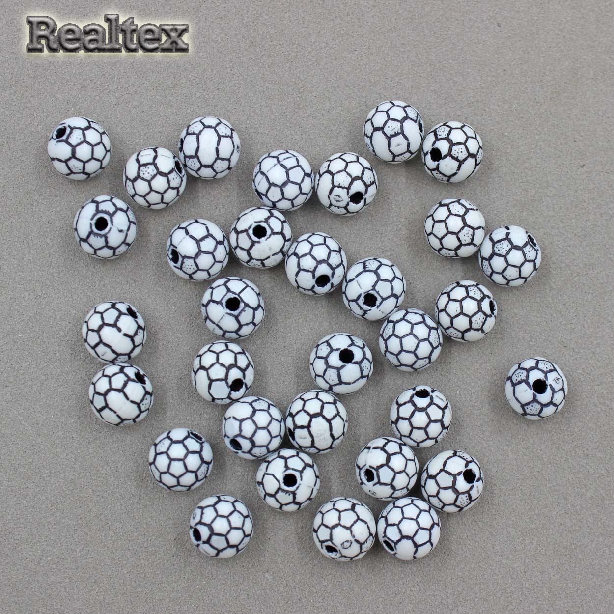 Бусины пластик Реалтекс Мяч футбольный (100гр) цв.белый/черный