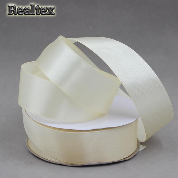Лента атласная 25мм Realtex (32,9м) цв.073 кремовый
