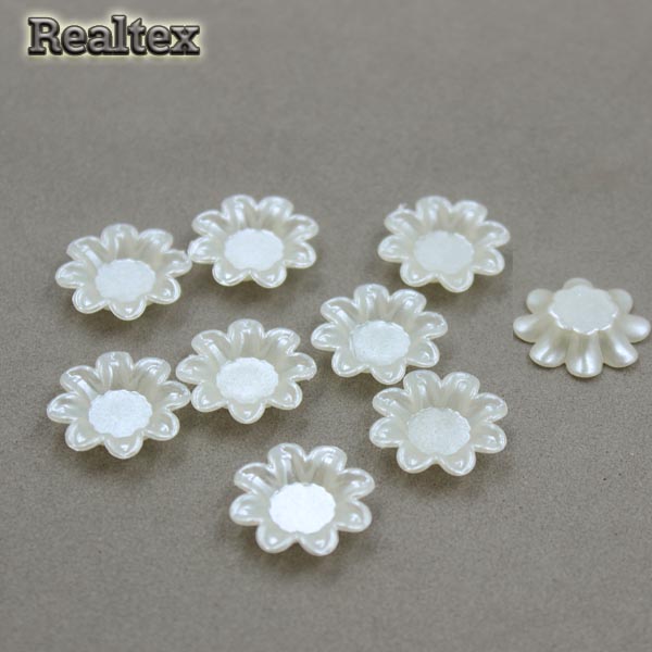 Полу-бусы Реалтекс фигурные 20мм АН-07 "Цветок без серединки" цв.молочный 