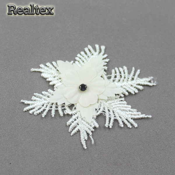 Пришивной элемент TJ-D318 Цветочек 3D цв.молочный