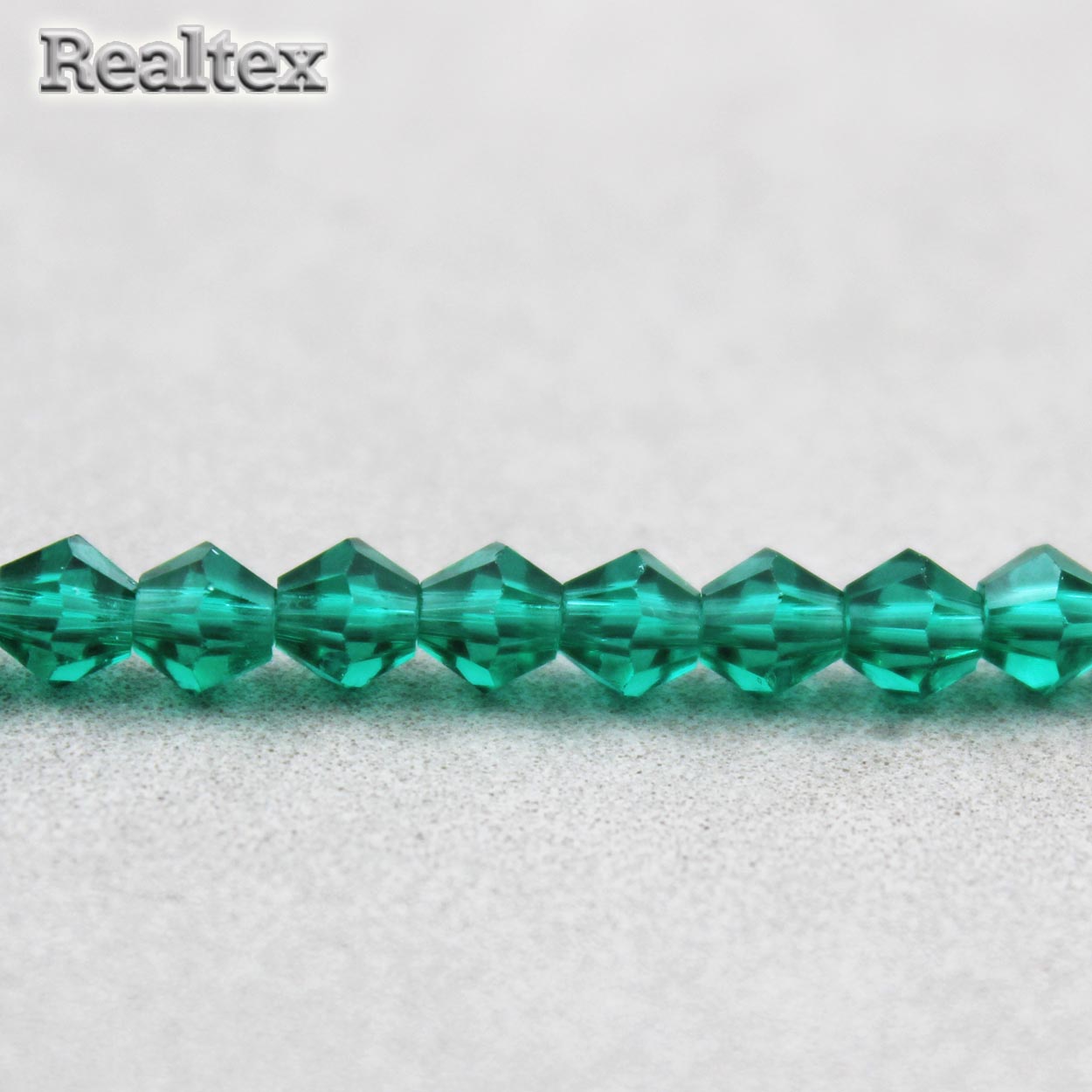 Бусины Реалтекс стеклянные граненые  5мм "Биконус" на нитях цв.045 изумруд