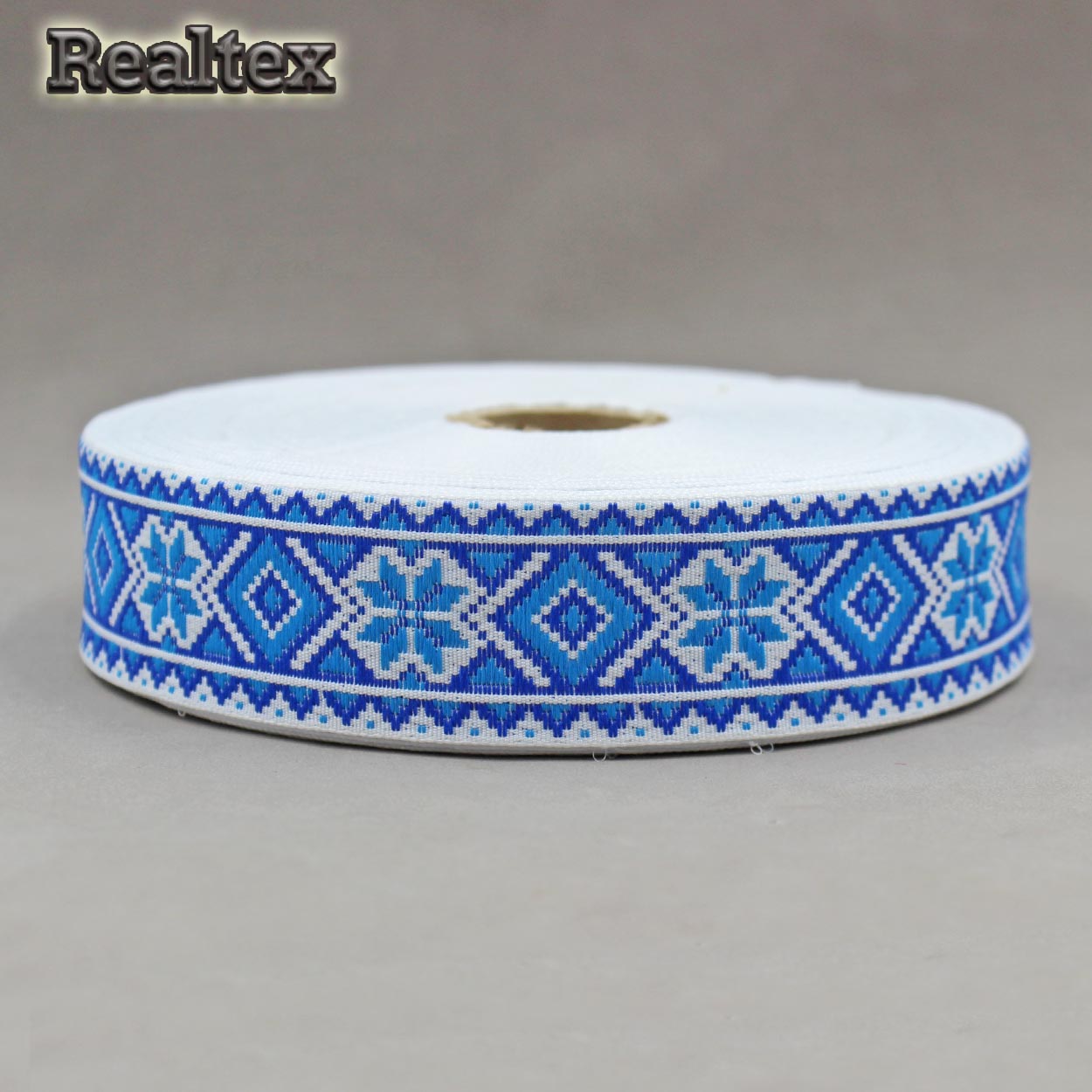 Тесьма жакардовая 32мм с1853г17 рис.9472 (25м) цв.белый/электрик/голубой