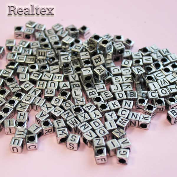 Бусины пластик Realtex Английский алфавит 6*6мм (100гр) цв.серебро